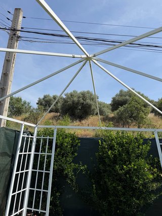 Pérgola de metal blanca
