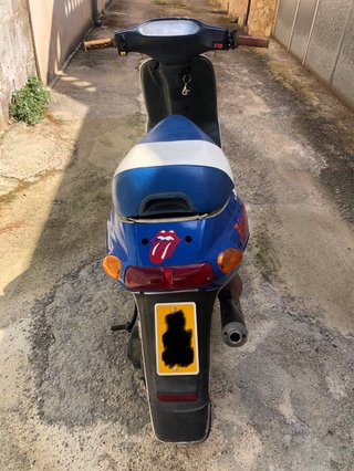 Scooter Azul y Blanco