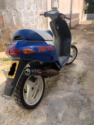 Scooter Azul y Blanco