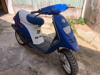 Scooter Azul y Blanco