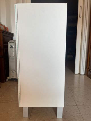 Mueble lavabo blanco con patas metálicas