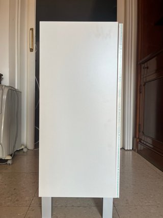 Mueble lavabo blanco con patas metálicas