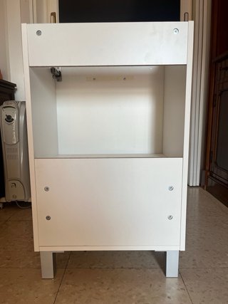 Mueble lavabo blanco con patas metálicas