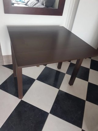 Mesa de comedor de madera nueva