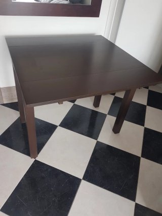 Mesa de comedor de madera nueva