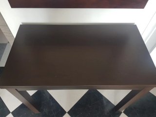 Mesa de comedor de madera nueva