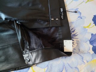 Pantalón efecto piel Zara negro