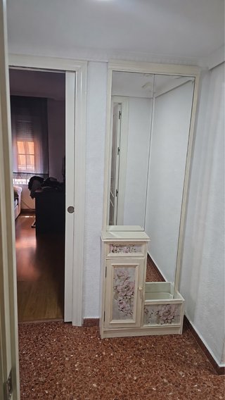 Aparador con espejo y detalles florales