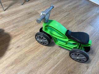 Moto infantil verde y negra