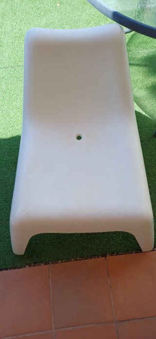 Sillón de jardín blanco de plástico