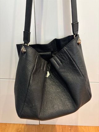 Bolso de piel negro Besha