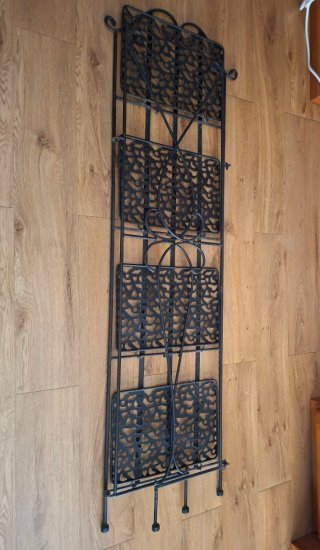 Estantería de hierro negra, con 4 estantes