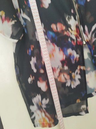 Blusa floral negra con cremallera