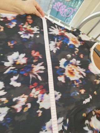 Blusa floral negra con cremallera