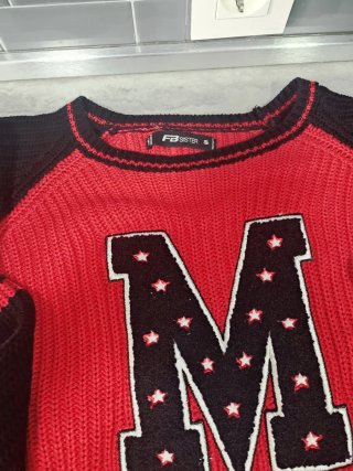 Divertido Jersey M  de Mickey Mouse Rojo y Negro.