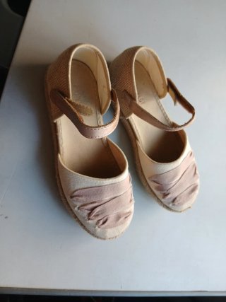 Zapatas de niña con pulsera yute