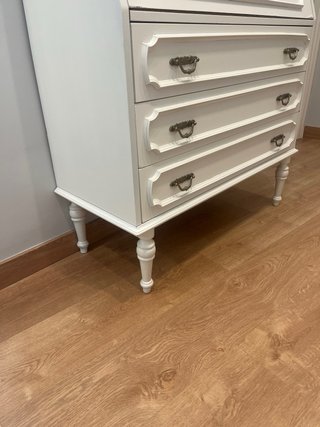 Aparador blanco con cajones y estante