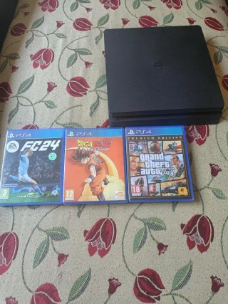 PS4 Slim + 2 mandos + 4 juegos + FC26 + Minecraf.