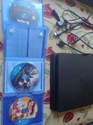 PS4 Slim + 2 mandos + 4 juegos + FC26 + Minecraf.
