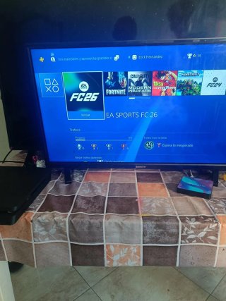 PS4 Slim + 2 mandos + 4 juegos + FC26 + Minecraf.