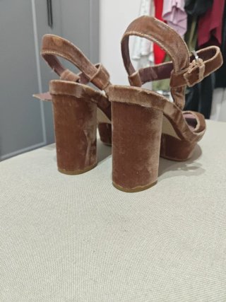 Zapatos de tacón champagne de terciopelo