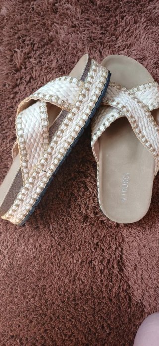 Sandalias VIRUCCI blancas y doradas
