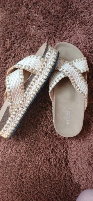 Sandalias VIRUCCI blancas y doradas