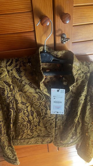 Chaqueta Zara encaje verde oliva