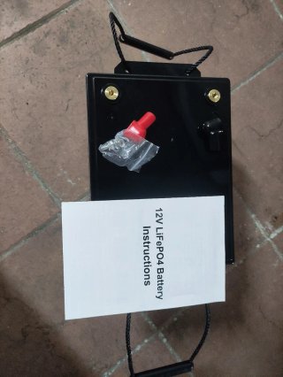 Batería 12.8V 100Ah LiFePO4 + ACCESORIOS DE REGALO