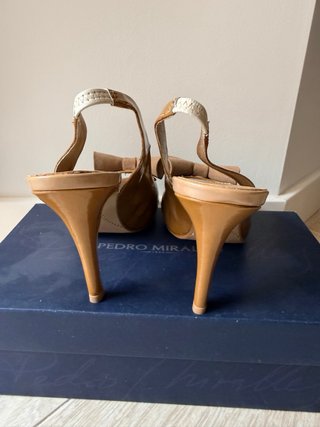 Zapatos Tostados Charol Peep Toe Tacón
