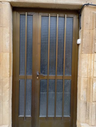 Puerta de entrada metálica con cristal