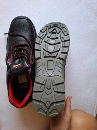 Zapatos de seguridad Protexion negros y rojos