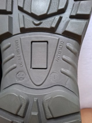 Zapatos de seguridad Protexion negros y rojos