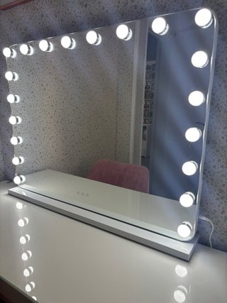 Tocador Ikea con espejo y silla rosa
