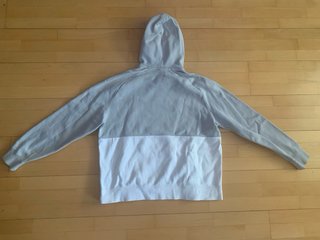 Sudadera Nike gris y blanca