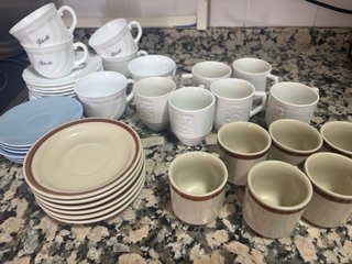 Juego de tazas y platillos de cerámica