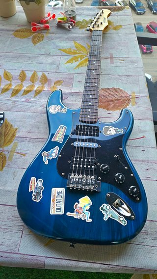 Guitarra Stagg Azul con pegatinas