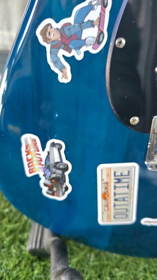 Guitarra Stagg Azul con pegatinas