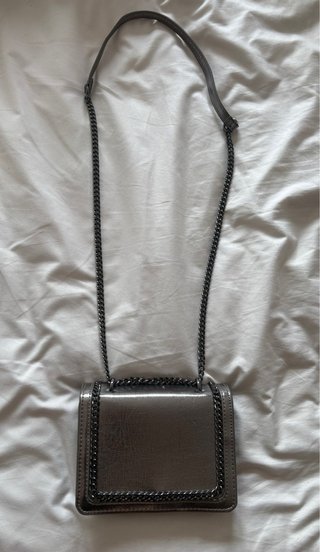 Bolso metalizado plateado con cadena
