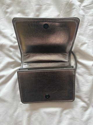 Bolso metalizado plateado con cadena