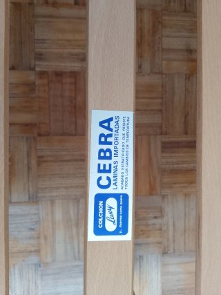 Cama de madera marrón