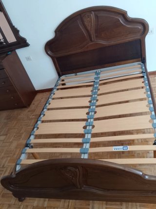 Cama de madera marrón