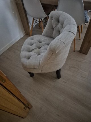 Sillón capitoné tapizado gris