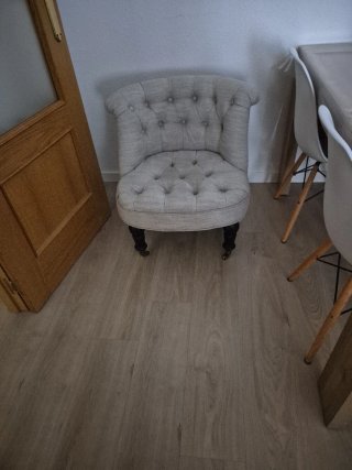 Sillón capitoné tapizado gris