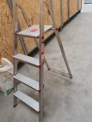 Escalera plegable de aluminio