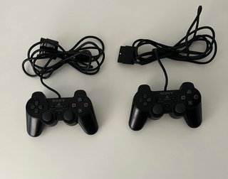 Playstation 2 Negra con 3 mandos y 1 juego
