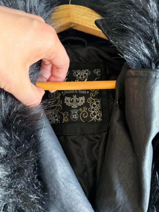 Chaqueta Koröshi Negra con Flores Rosas