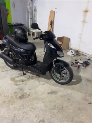 Aprilia Sportcity 200 Scooter Negra