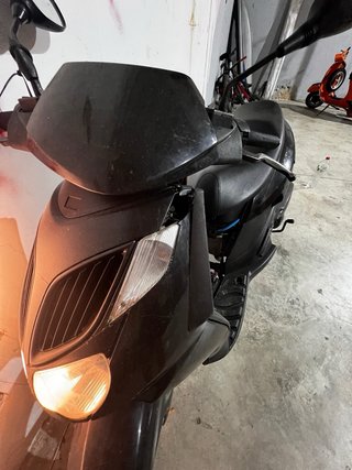 Aprilia Sportcity 200 Scooter Negra