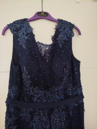Vestido de alta costura azul marino.